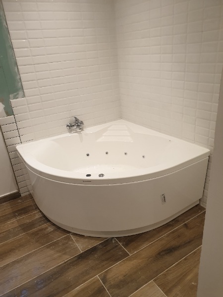Salle de bains avec douche carrelée