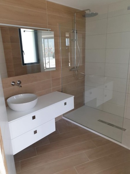 Salle de bains moderne avec douche à l'italienne