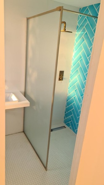 Salle de bains moderne avec douche