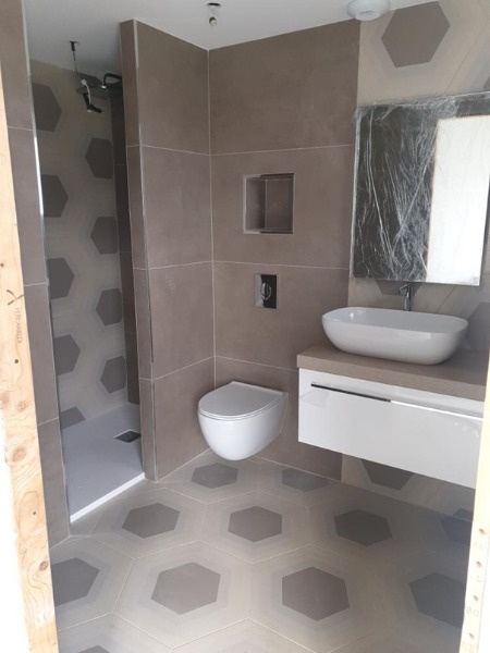 Installation d'une douche moderne