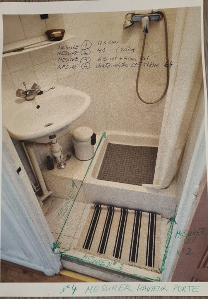 Petite salle d'eau avec lavabo