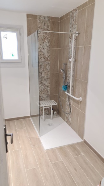 Douche à l'italienne accessible
